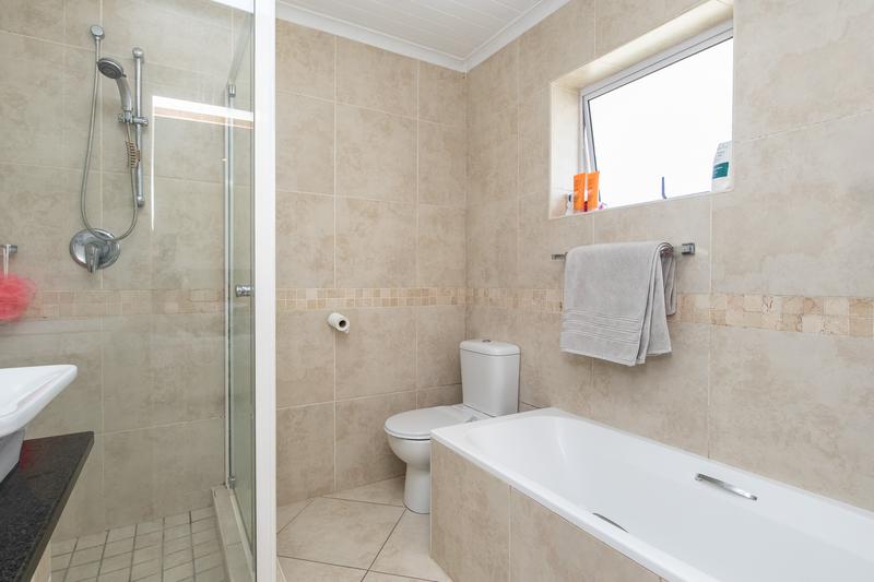 5 Bedroom Property for Sale in Constantia Western Cape